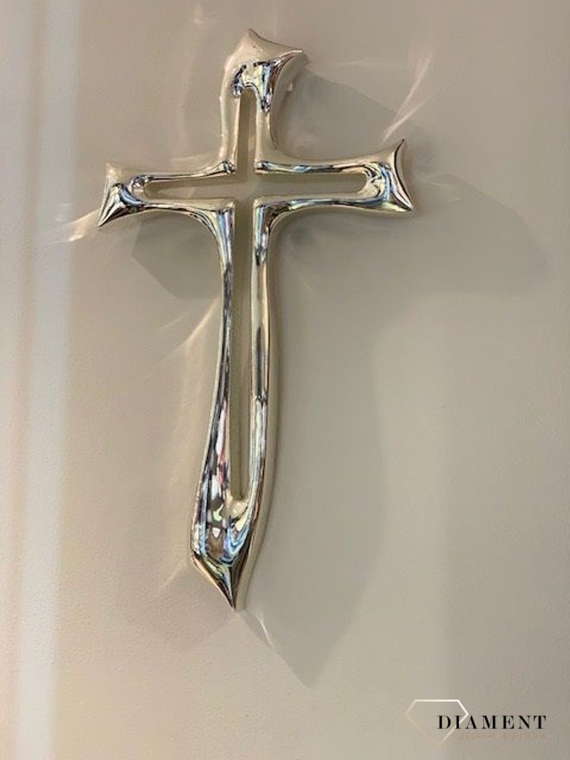 Nowoczesny srebrny krzyż na ścianę VR 17850.jpg